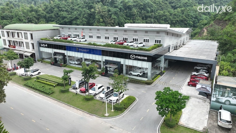 Showroom Mazda Hòa Bình