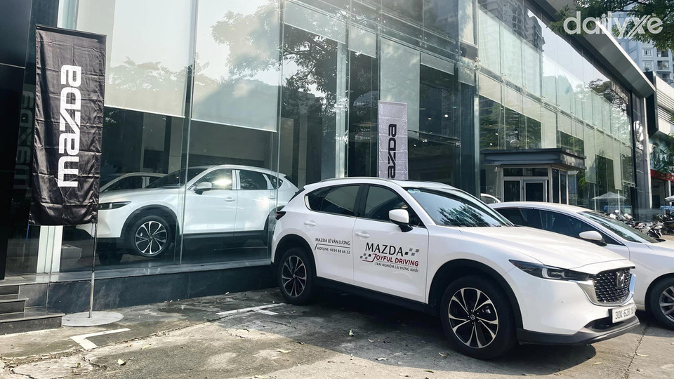 Mặt tiền showroom Mazda Lê Văn Lương