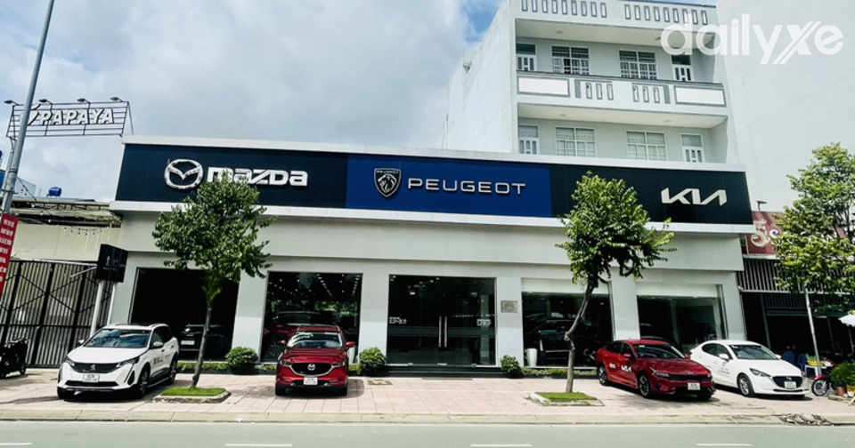 Showroom Mazda Long An