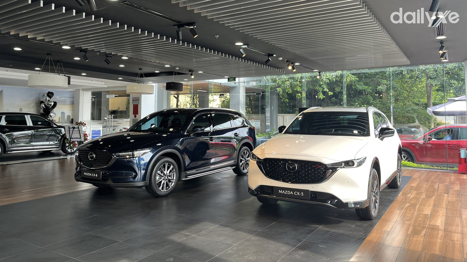 Phòng trưng bày xe tại Mazda Long Biên