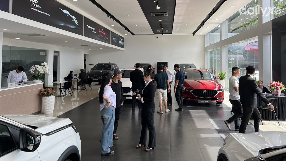 Showroom Mazda Long Khánh
