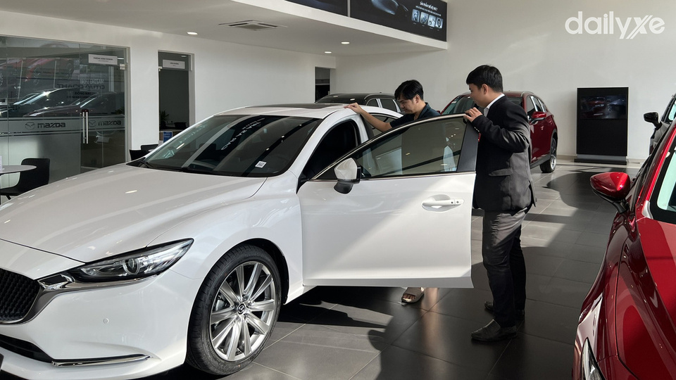 Phòng trưng bày xe của Mazda Long Khánh