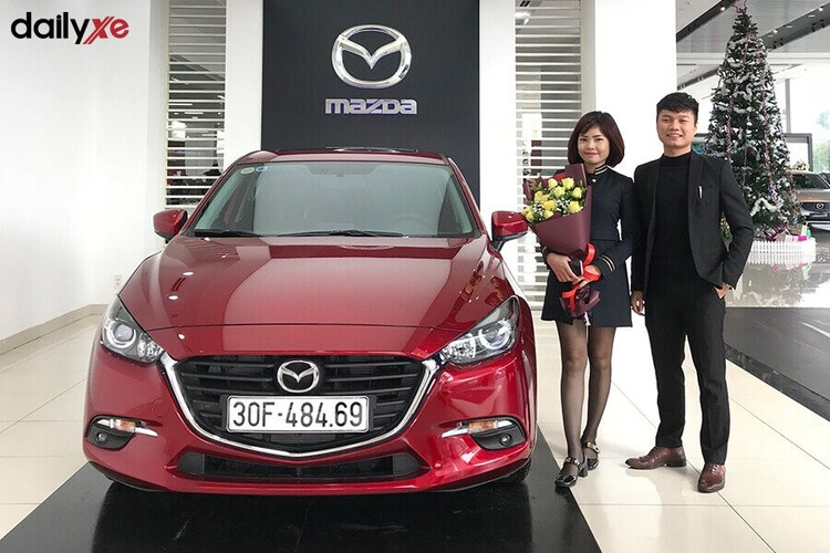 Phạm Văn Đồng giao xe Mazda cho khách hàng tại showroom Mazda - Ảnh 1