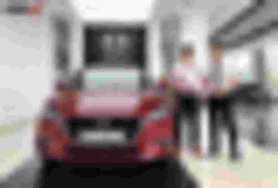 Giao xe Mazda cho khách hàng tại Showroom Mazda Phạm Văn Đồng - Hình 2
