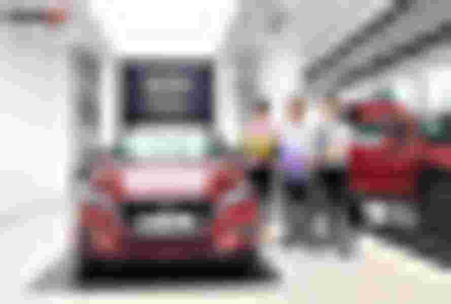 Giao xe Mazda cho khách hàng tại Showroom Mazda Phạm Văn Đồng - Hình 3