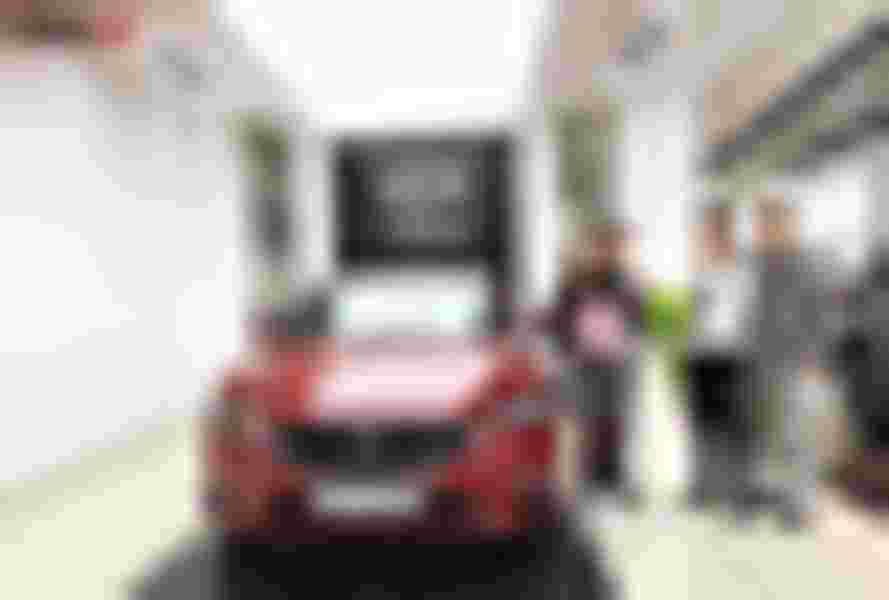 Giao xe Mazda cho khách hàng tại Showroom Mazda Phạm Văn Đồng - Hình 4