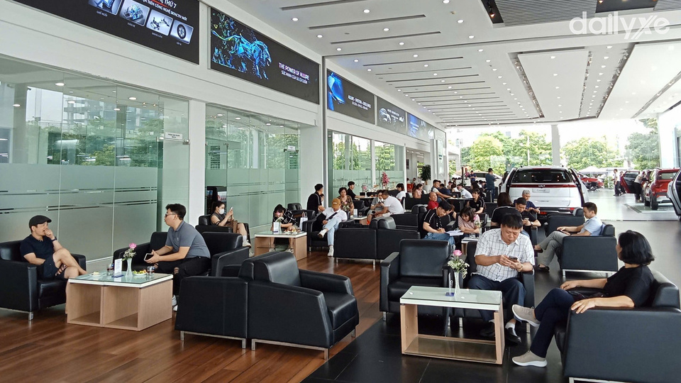 Showroom Mazda Phạm Văn Đồng