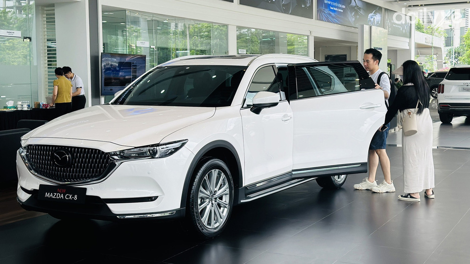 Khu vực trưng bày xe tại Showroom Mazda Phạm Văn Đồng