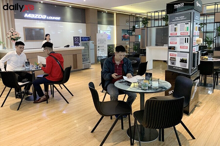 Phòng chờ khách hàng tại đại lý Mazda Phạm Văn Đồng