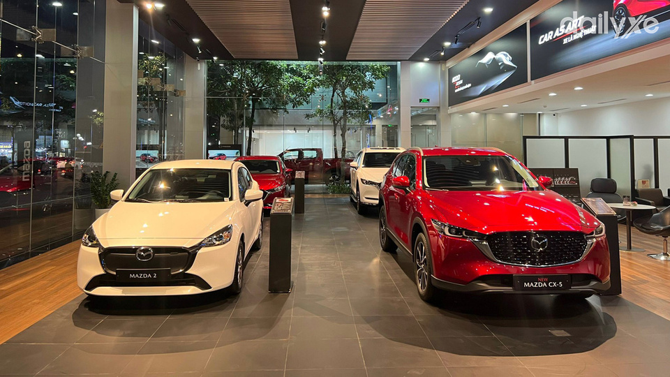 Khu vực trưng bày Mazda tại Mazda Trần Khát Chân