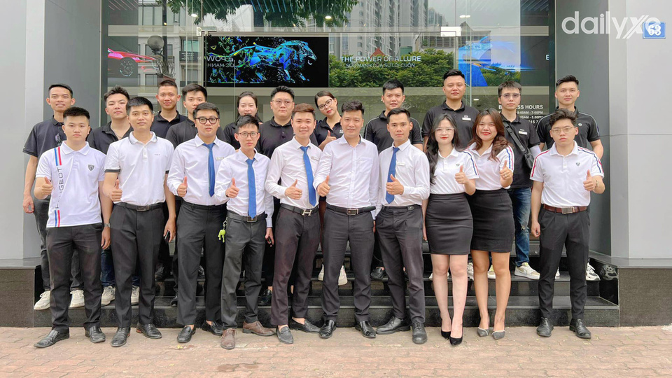 Đội ngũ nhân viên chuyên nghiệp của Mazda Trần Khát Chân