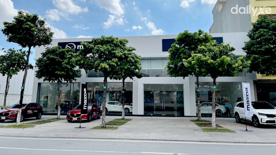 Showroom Mazda Từ Sơn