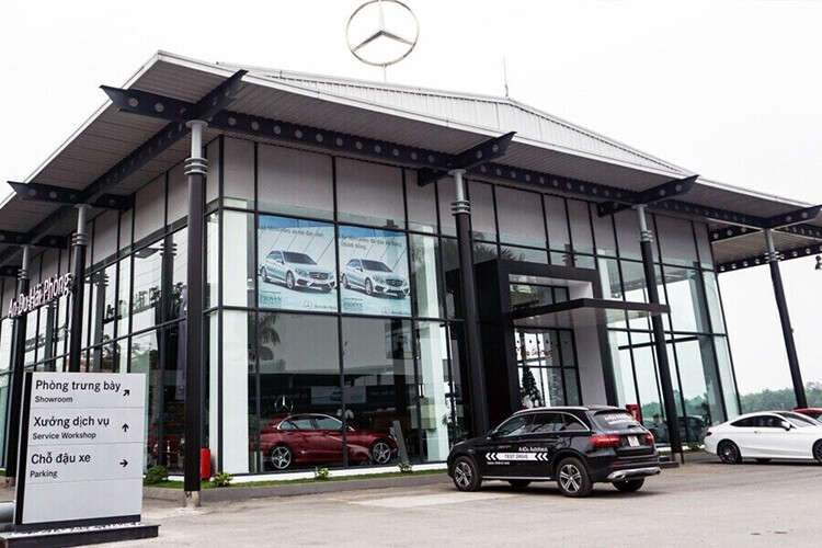 Trước showroom Mercedes-Benz tại Vàu Hải Phòng