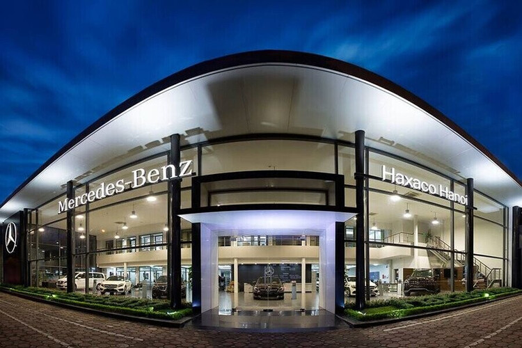 Trước showroom Mercedes-Benz Haxaco tại Hà Nội