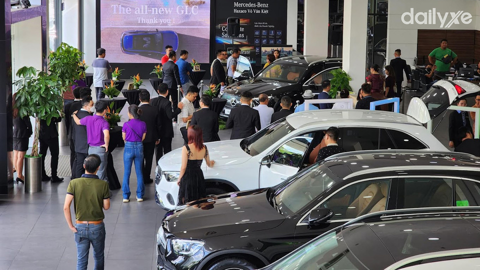 Khu vực trưng bày xe tại showroom Mercedes-Benz Haxaco Võ Văn Kiệt