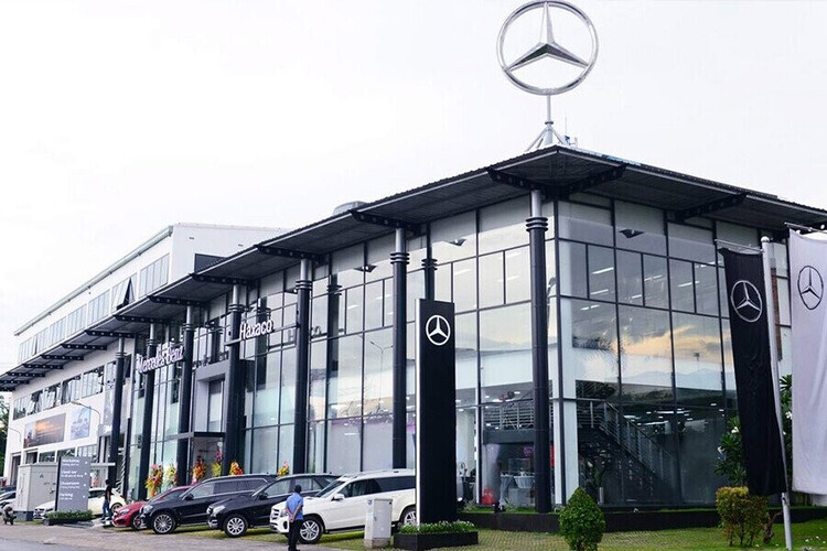 Trước showroom Mercedes-Benz Haxaco Võ Văn Kiệt
