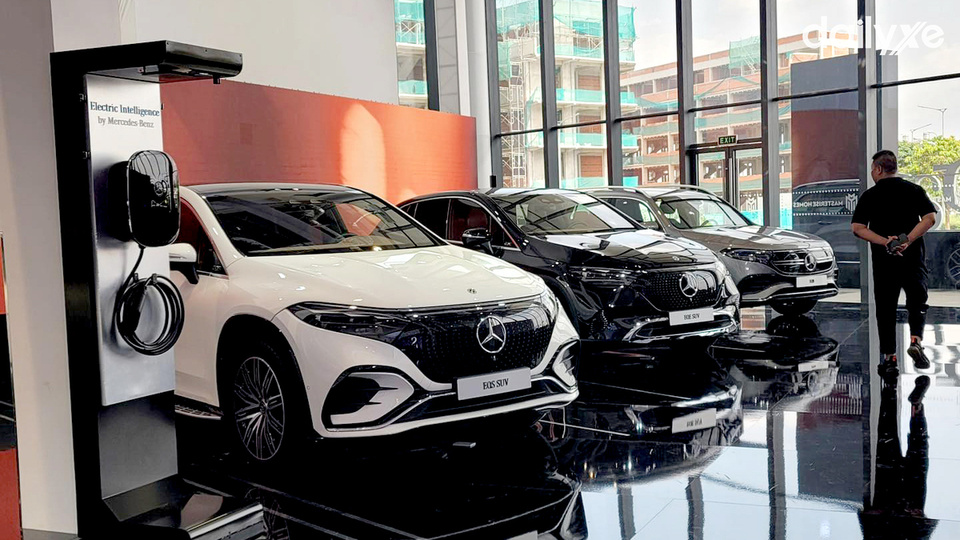 Phòng trưng bày xe tại showroom Mercedes Miền Tây
