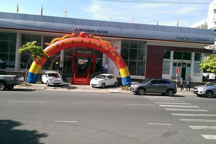 Trước showroom Mitsubishi DAESCO Đà Nẵng