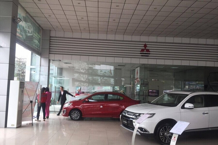 Khu vực trưng bày xe Mitsubishi