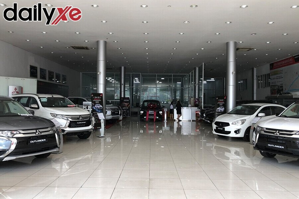 Khu vực trưng bày xe Mitsubishi phân phối nhiều mẫu xe đa dạng