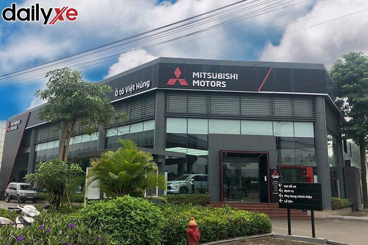 Trước phòng trưng bày Mitsubishi Yuexing