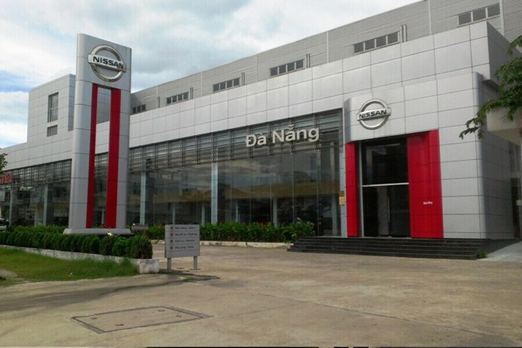 Trước showroom Nissan Đà Nẵng
