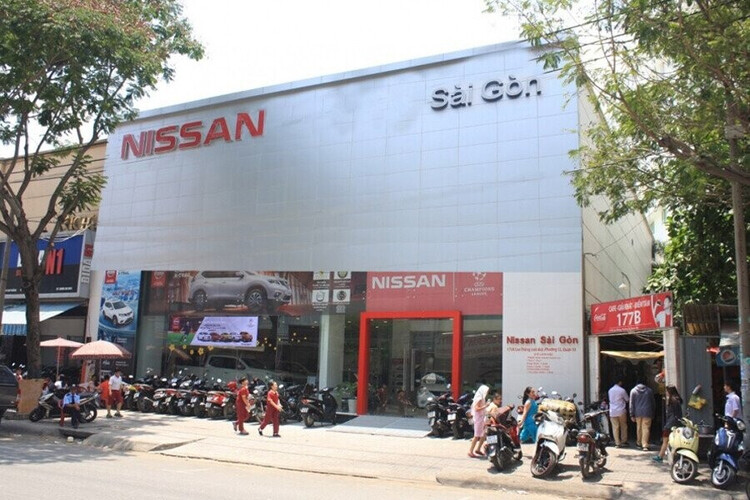 Trước showroom Nissan Sài Gòn