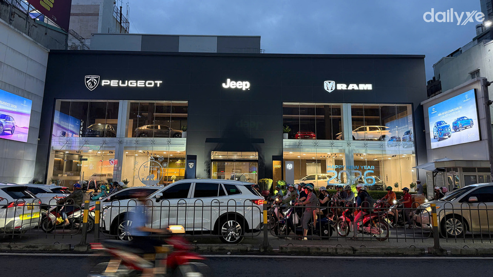 Nhận diện thương hiệu Jeep, Ram tại một showroom Peugeot