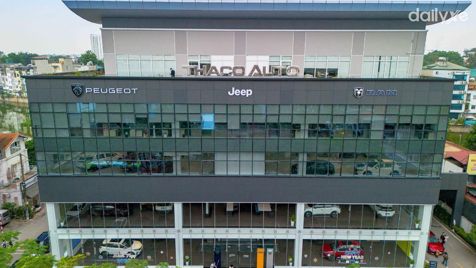 Nhận diện thương hiệu Jeep, Ram tại một showroom Peugeot
