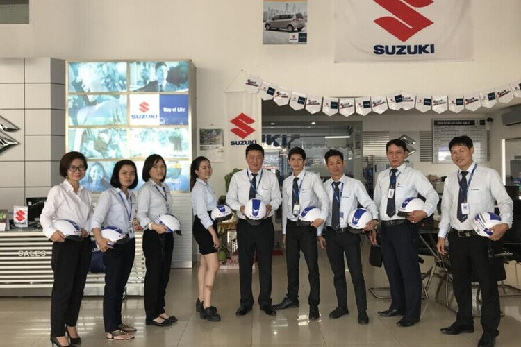 Nhân viên tận tâm phục vụ khách hàng
