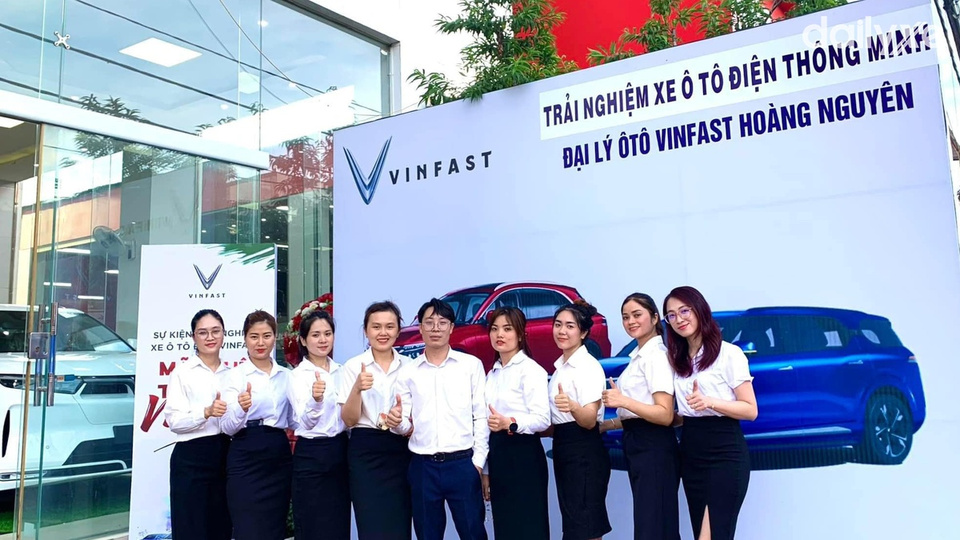 Đội ngũ nhân viên showroom VinFast Hoàng Nguyên - Điện Biên Đội ngũ nhân viên showroom VinFast Hoàng Nguyên - Điện Biên