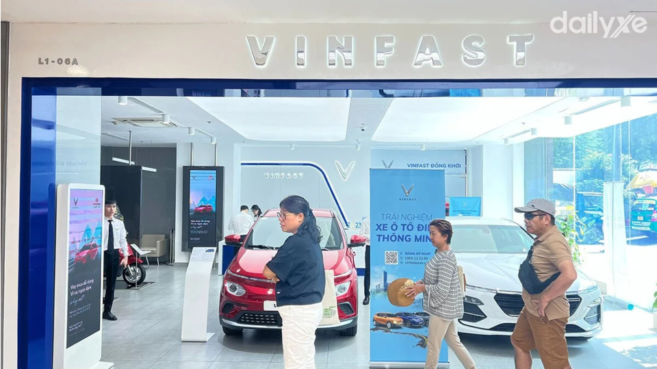 Khu vực trưng bày xe của salon VinFast Đồng Khởi