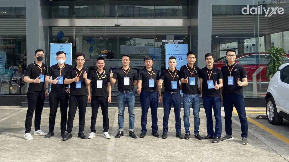 Đội ngũ nhân viên chuyên nghiệp showroom VinFast Hà Nội Đội ngũ nhân viên chuyên nghiệp showroom VinFast Hà Nội