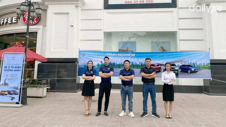 Đội ngũ nhân viên tại VinFast Hòa Bình