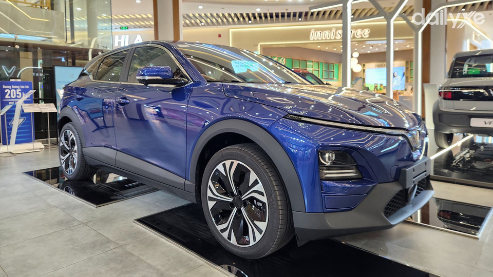 Khu vực trưng bày xe tại VinFast Smart City