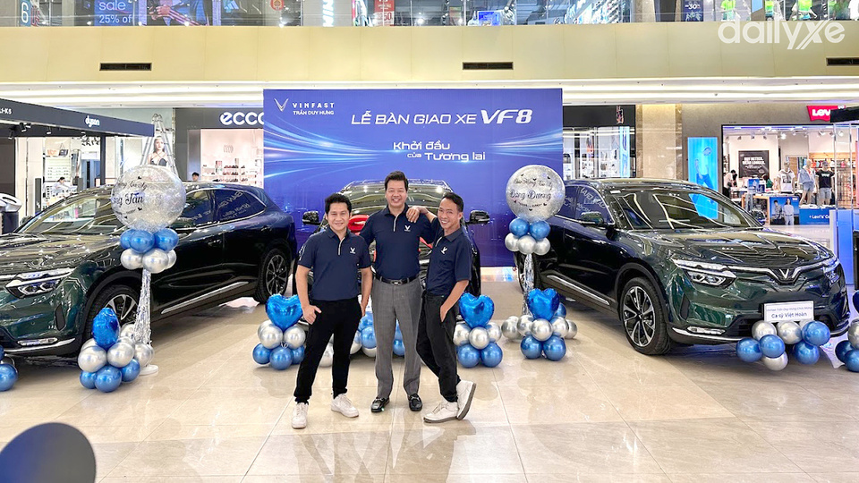 Đội ngũ nhân viên của showroom VinFast Trần Duy Hưng