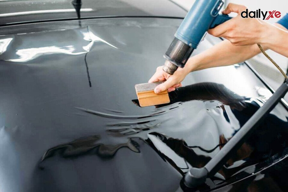 Dán phim cách nhiệt kính lái bảo vệ nội thất xe