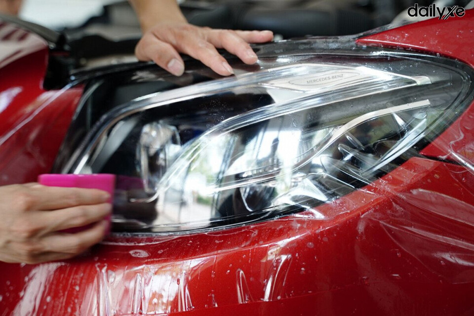 Dán phim PPF ngoại thất ôtô nhân viên tay nghề tỉ mỉ
