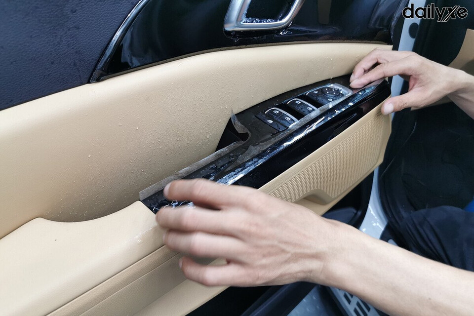 Dán PPF nút bấm cửa kính lên xuống