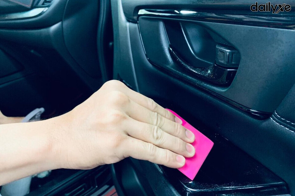 Dán PPF ở cửa lên xuống của xe