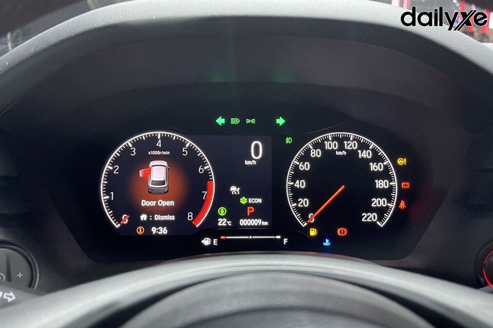 Dán phim PPF màn hình sau vô lăng của xe