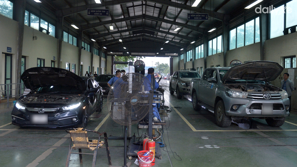 Đăng kiểm đạp hết chân ga đo khí thải, nhiều chủ xe máy dầu xót ruột, nín thở