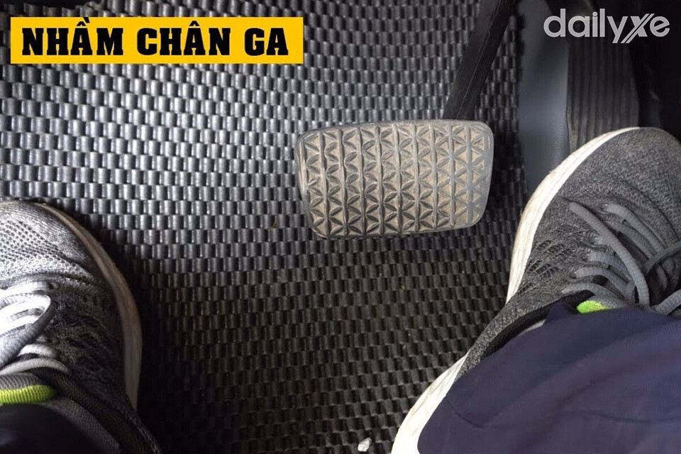 Đạp nhầm chân ga và chân phanh gây ra nhiều nguy hiểm khó lường