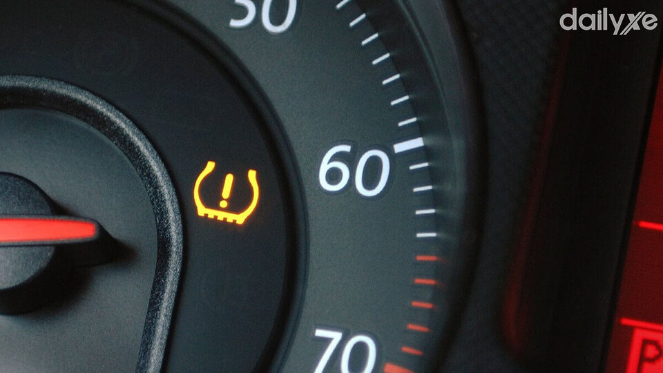 Cần kiểm tra và duy trì áp suất lốp ổn định khi đèn báo sáng