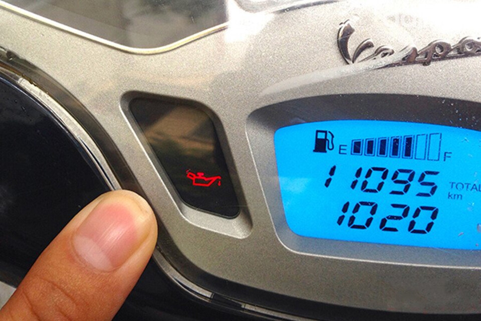Đèn báo nhớt trên xe Vespa