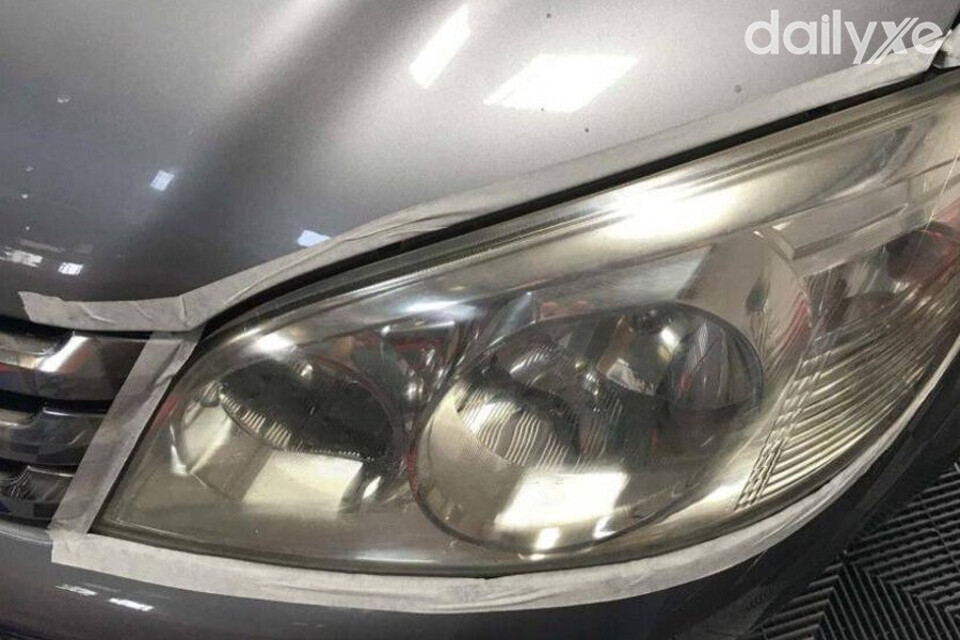 Nguyên nhân gây ra hiện tượng đèn xe ô tô bị ố vàng
