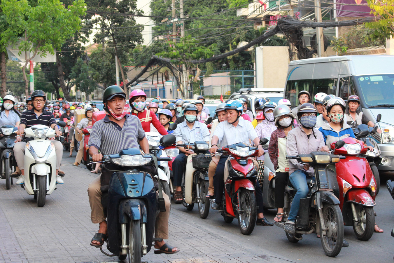 Đi xe máy trên vỉa hè bị phạt bao nhiêu tiền? | DailyXe