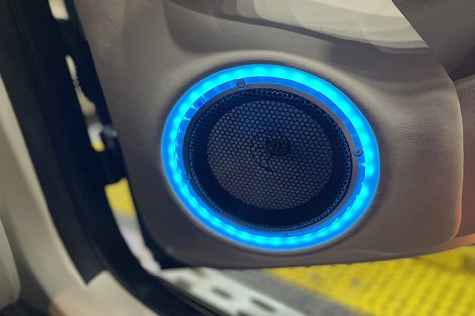 Độ loa bên cửa ô tô