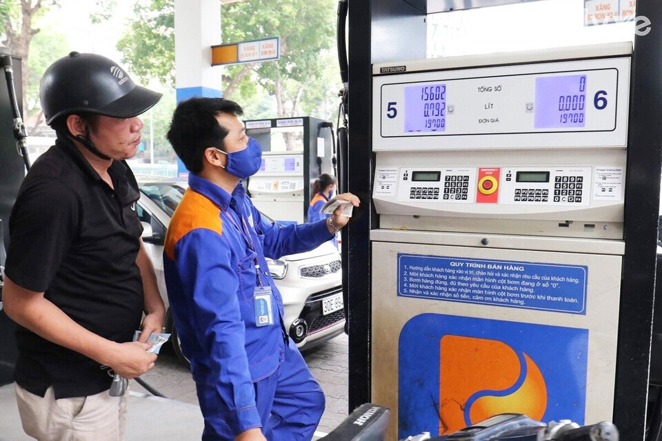 Yêu cầu nhân viên trả đồng hồ về 0 trước khi bơm