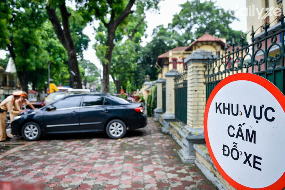 Đỗ xe quan sát xung quanh và biển báo để tránh những vi phạm không đáng có xảy ra